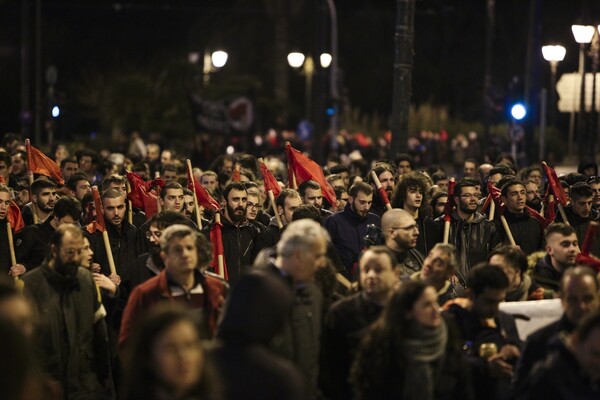 Πορεία αντιεξουσιαστών και συγκέντρωση της Χρυσής Αυγής στο κέντρο της Αθήνας