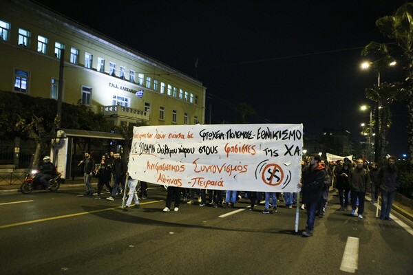 Πορεία αντιεξουσιαστών και συγκέντρωση της Χρυσής Αυγής στο κέντρο της Αθήνας