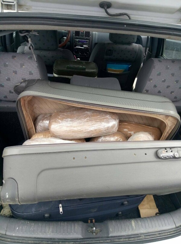 Συνελήφθη 30χρονη που μετέφερε πάνω από 27 κιλά κάνναβης σε βαλίτσες