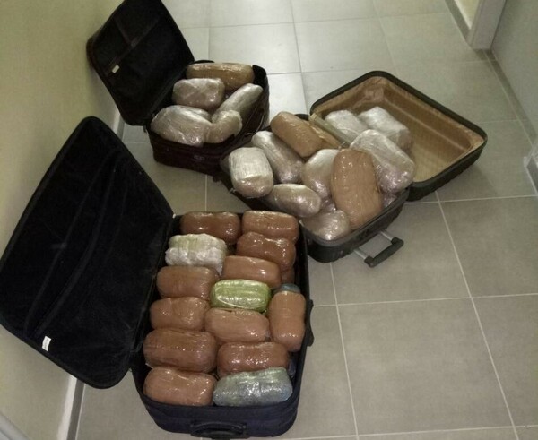 Συνελήφθη 30χρονη που μετέφερε πάνω από 27 κιλά κάνναβης σε βαλίτσες