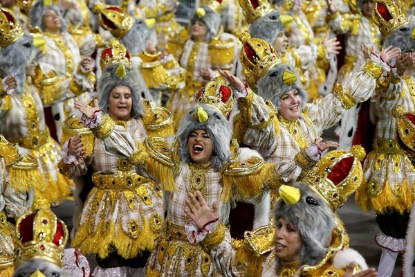 Τα τύμπανα ηχούν στη Βραζιλία - Όλη η χώρα στον φρενήρη ρυθμό της σάμπα και του Καρναβαλιού