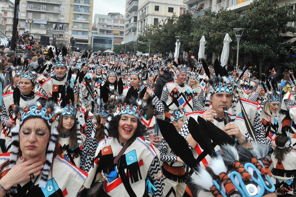 Η μεγάλη παρέλαση του Καρναβαλιού της Πάτρας με 30.000 συμμετέχοντες και όλη την πόλη να χορεύει