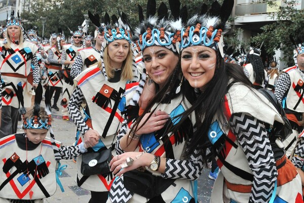 Η μεγάλη παρέλαση του Καρναβαλιού της Πάτρας με 30.000 συμμετέχοντες και όλη την πόλη να χορεύει