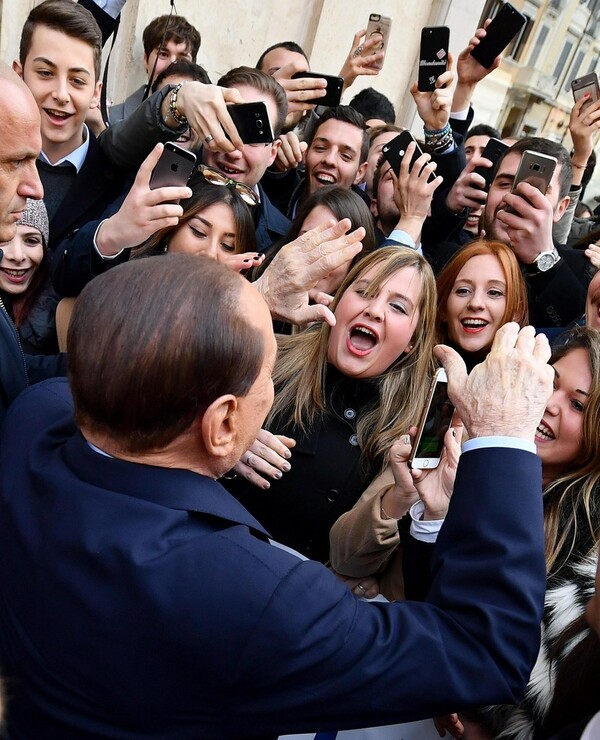 Ο Μπερλουσκόνι υπόσχεται σταθερό ΦΠΑ και χαμηλότερη φορολογία στις επιχειρήσεις