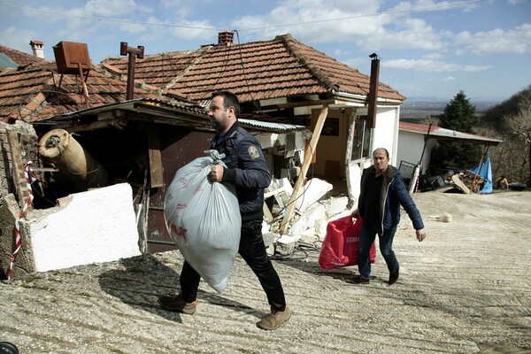 Θλιβερές εικόνες από το ξεσπίτωμα των κατοίκων στο χωριό των Τρικάλων που ζει με τον τρόμο της κατολίσθησης