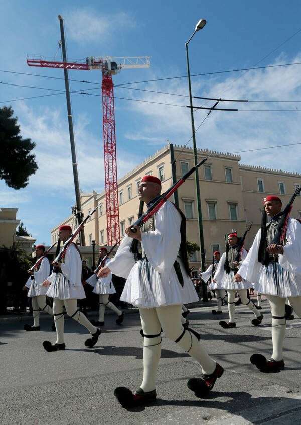 Ένας τεράστιος γερανός στη Βουλή