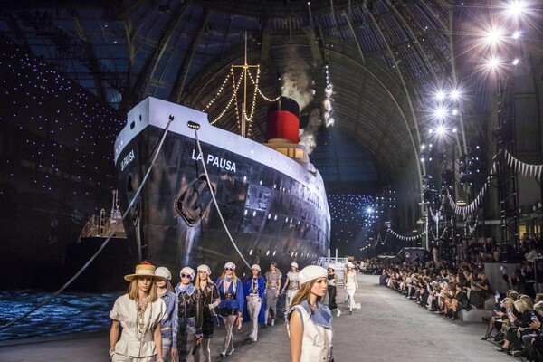 Το υπερθέαμα της Chanel Cruise 2018 - Ο διάσημος οίκος έστησε ένα γιγάντιο πλοίο μέσα στο Grand Palais