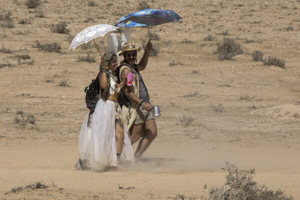 Αγάπη και βία στην έρημο του Ισραήλ - Το φετινό Burning Man έγινε μόλις 100 χιλιόμετρα από το αιματοκύλισμα στη Γάζα