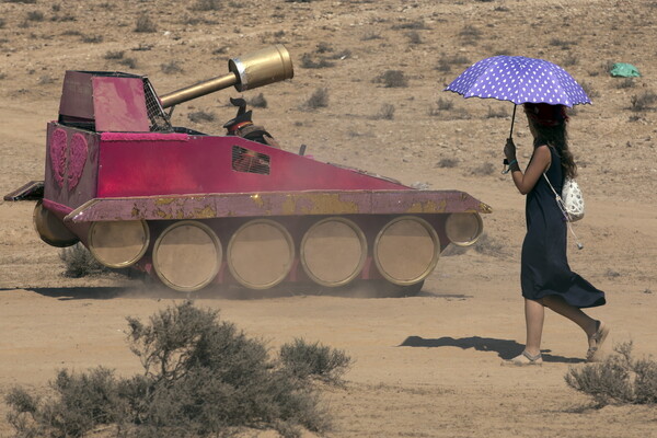 Αγάπη και βία στην έρημο του Ισραήλ - Το φετινό Burning Man έγινε μόλις 100 χιλιόμετρα από το αιματοκύλισμα στη Γάζα