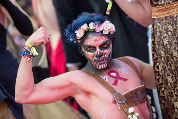 Life Ball: H Κοντσίτα, η Κέιτλιν Τζένερ και διεθνείς σταρ στο πιο τολμηρό κόκκινο χαλί του κόσμου