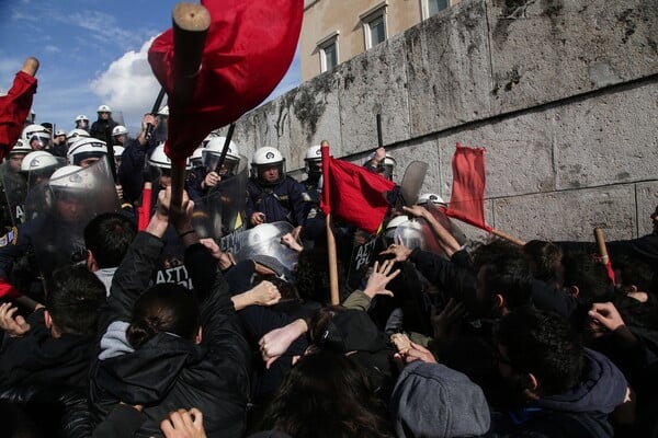 Φωτογραφίες από το ξύλο και τα χημικά έξω από τη Βουλή