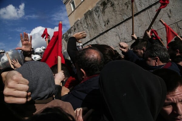 Φωτογραφίες από το ξύλο και τα χημικά έξω από τη Βουλή