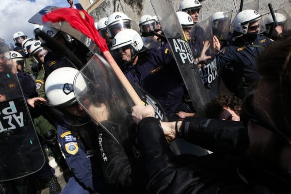 Φωτογραφίες από το ξύλο και τα χημικά έξω από τη Βουλή