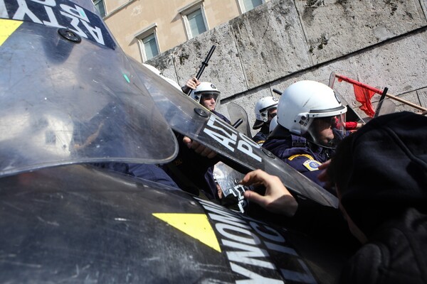 Φωτογραφίες από το ξύλο και τα χημικά έξω από τη Βουλή