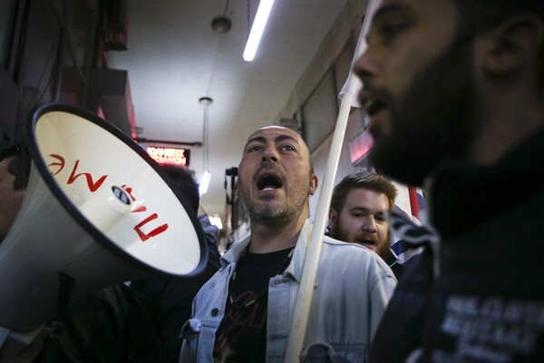 Χημικά και ξύλο σε Αθήνα και Θεσσαλονίκη για τους πλειστηριασμούς - Σοβαρά επεισόδια μεταξύ ΜΑΤ και διαδηλωτών