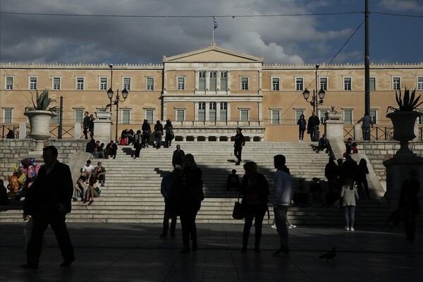 Γραφείο Προϋπολογισμού Βουλής: «Καμπανάκι» για τα χρέη των επιχειρήσεων και των νοικοκυριών - Φτάνουν τα 130 δισ. ευρώ