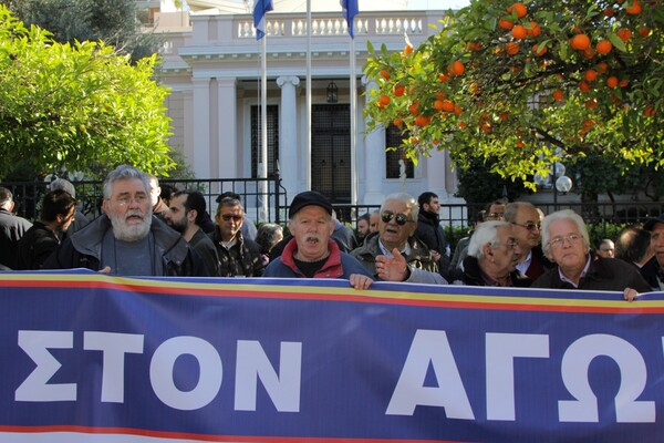 To ΠΑΜΕ έφτασε έξω από το Μαξίμου και διαδηλώνει