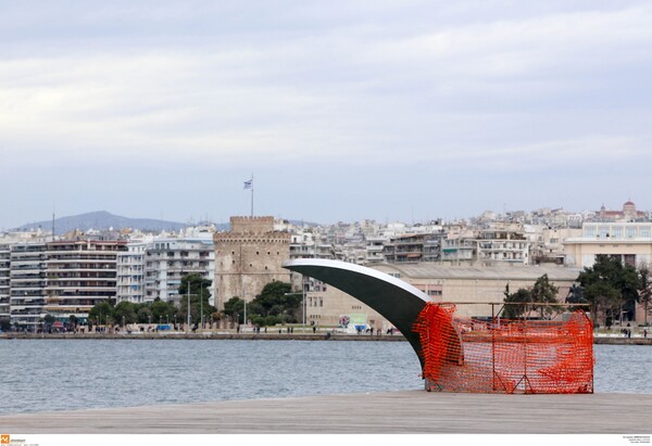 Αυτό είναι το γλυπτό που τοποθέτησαν άγνωστοι στη θέση του «φεγγαριού» στη Νέα Παραλία της Θεσσαλονίκης