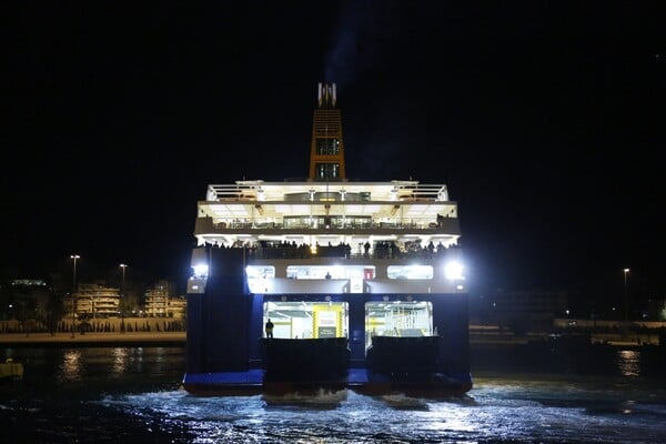 Επιβάτης του Blue Star Naxos έπεσε στη θάλασσα και αγνοείται