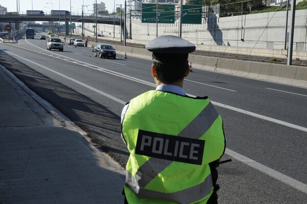 Φορτηγό ανετράπη και τυλίχτηκε στις φλόγες στην Αττική οδό - Κλειστή η έξοδος προς Ελευσίνα