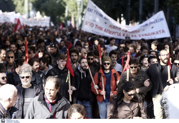 Επεισόδια με χημικά και ένταση έξω από τη Βουλή - Διαδηλωτές προσπάθησαν να εισβάλλουν