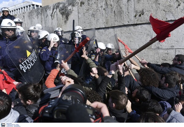 Επεισόδια με χημικά και ένταση έξω από τη Βουλή - Διαδηλωτές προσπάθησαν να εισβάλλουν