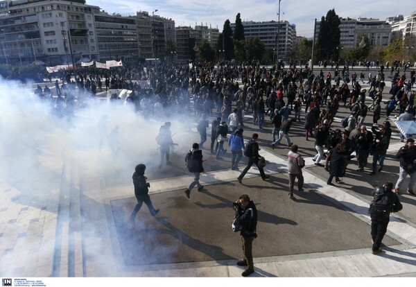 Επεισόδια με χημικά και ένταση έξω από τη Βουλή - Διαδηλωτές προσπάθησαν να εισβάλλουν