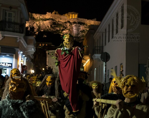 Σάτυροι, μαινάδες και Βακχίδες έκαναν παρέλαση με έναν τεράστιο φαλλό στο ιστορικό κέντρο της Αθήνας