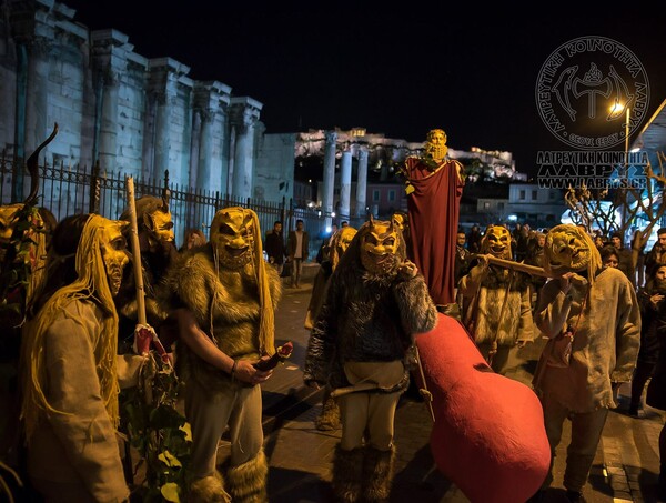 Σάτυροι, μαινάδες και Βακχίδες έκαναν παρέλαση με έναν τεράστιο φαλλό στο ιστορικό κέντρο της Αθήνας