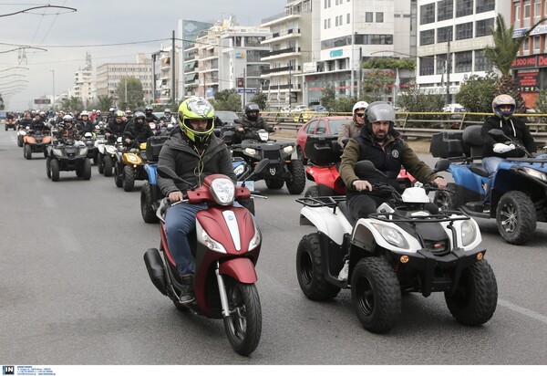 Πορεία με δεκάδες «γουρούνες» στη Βουλή