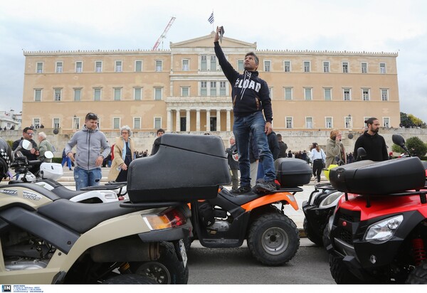 Πορεία με δεκάδες «γουρούνες» στη Βουλή