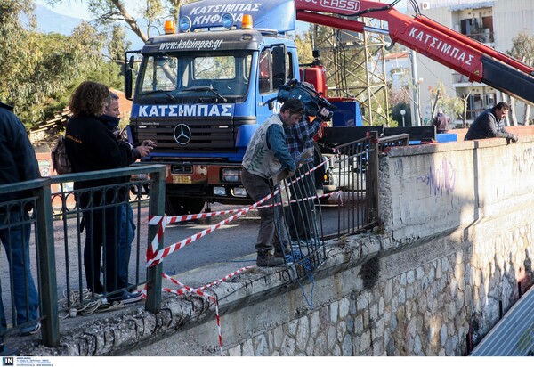 Φωτογραφίες και βίντεο από το αυτοκίνητο που έπεσε στις ράγες του Ηλεκτρικού