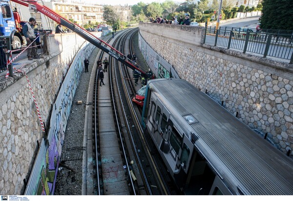 Φωτογραφίες και βίντεο από το αυτοκίνητο που έπεσε στις ράγες του Ηλεκτρικού