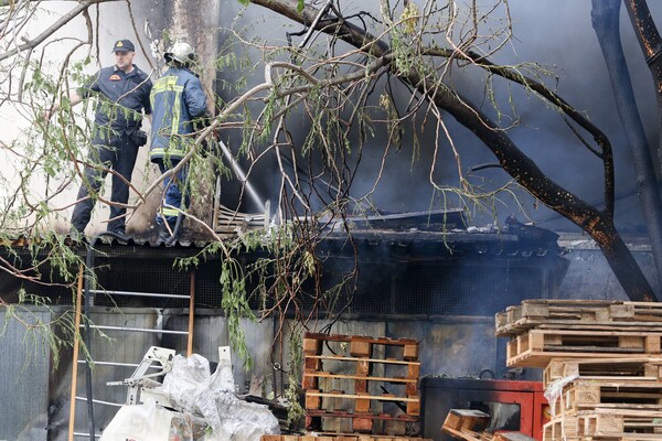 Μεγάλη φωτιά σε αποθήκη ηλεκτρικών ειδών στο Περιστέρι(UPD)