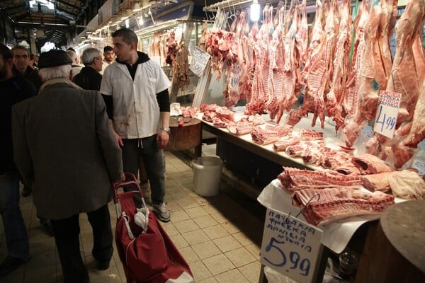 Πιο φθηνό από πέρυσι το πασχαλινό τραπέζι - Αμετάβλητες οι τιμές για το αρνί και το κατσίκι