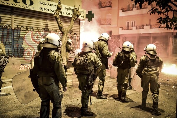 Επιθέσεις με μολότοφ κατά αστυνομικών τα ξημερώματα στα Εξάρχεια