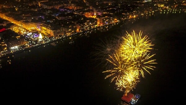 Υπερθέαμα με 5000 βεγγαλικά για την υποδοχή του 2018 στη Θεσσαλονίκη