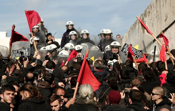 Φωτογραφίες από το ξύλο και τα χημικά έξω από τη Βουλή