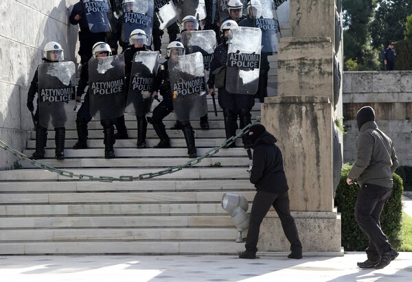 Φωτογραφίες από το ξύλο και τα χημικά έξω από τη Βουλή