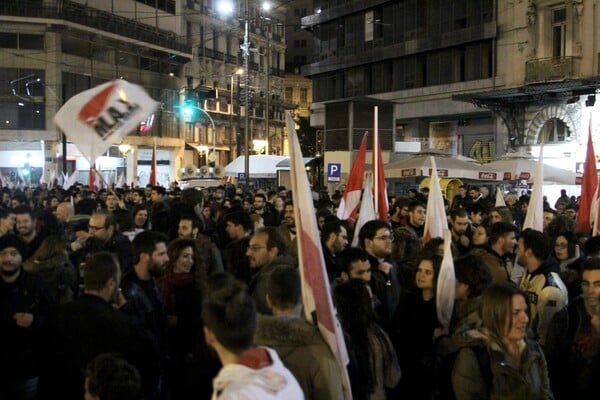 Χιλιάδες κόσμου στα συλλαλητήρια σε Σύνταγμα - Ομόνοια κατά του πολυνομοσχεδίου