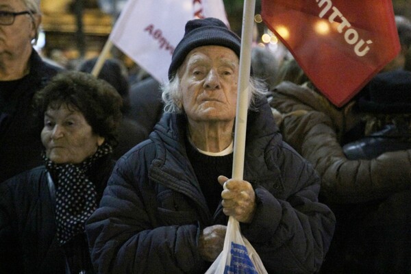 Χιλιάδες κόσμου στα συλλαλητήρια σε Σύνταγμα - Ομόνοια κατά του πολυνομοσχεδίου