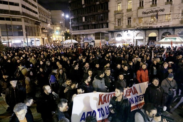 Χιλιάδες κόσμου στα συλλαλητήρια σε Σύνταγμα - Ομόνοια κατά του πολυνομοσχεδίου