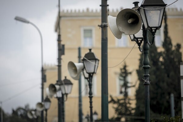 Από τώρα ετοιμάζουν το Σύνταγμα για το συλλαλητήριο - Μεγάφωνα και σημαίες παντού