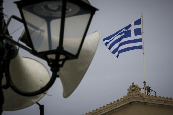 Από τώρα ετοιμάζουν το Σύνταγμα για το συλλαλητήριο - Μεγάφωνα και σημαίες παντού