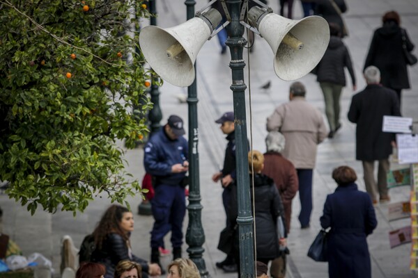 Από τώρα ετοιμάζουν το Σύνταγμα για το συλλαλητήριο - Μεγάφωνα και σημαίες παντού