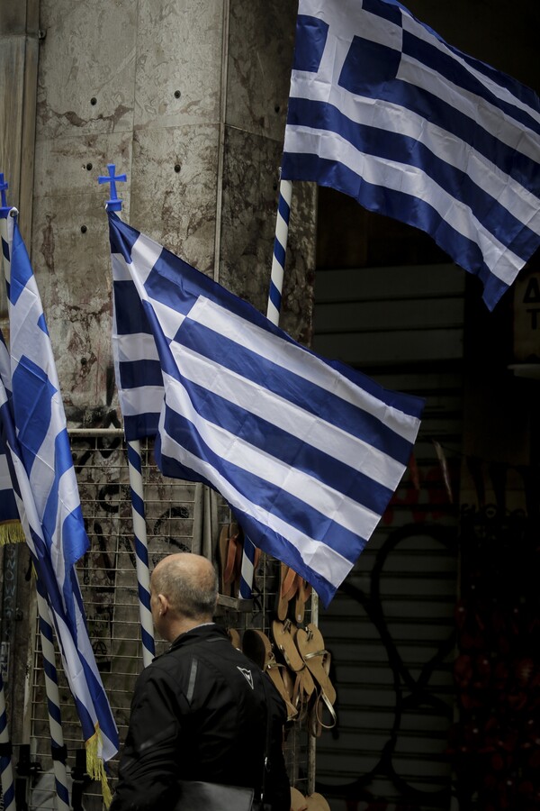 Από τώρα ετοιμάζουν το Σύνταγμα για το συλλαλητήριο - Μεγάφωνα και σημαίες παντού