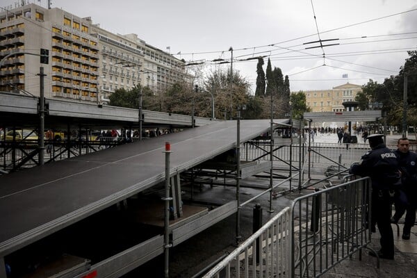 Στήνεται η εξέδρα για το συλλαλητήριο - Φωτογραφίες από την προετοιμασία στην πλατεία Συντάγματος