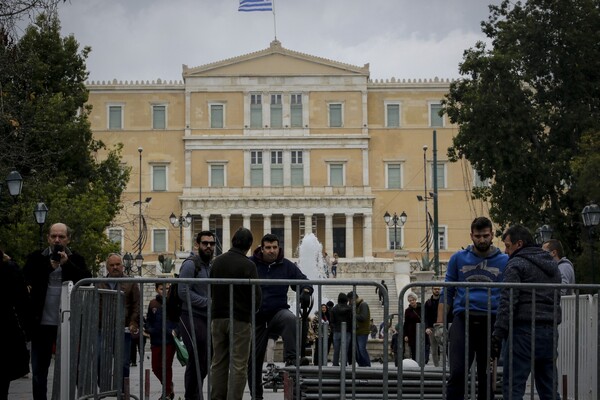 Στήνεται η εξέδρα για το συλλαλητήριο - Φωτογραφίες από την προετοιμασία στην πλατεία Συντάγματος