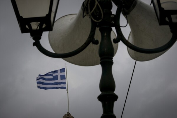 Στήνεται η εξέδρα για το συλλαλητήριο - Φωτογραφίες από την προετοιμασία στην πλατεία Συντάγματος