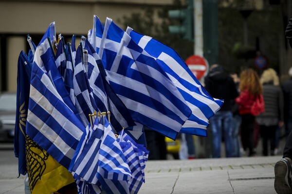 Στήνεται η εξέδρα για το συλλαλητήριο - Φωτογραφίες από την προετοιμασία στην πλατεία Συντάγματος